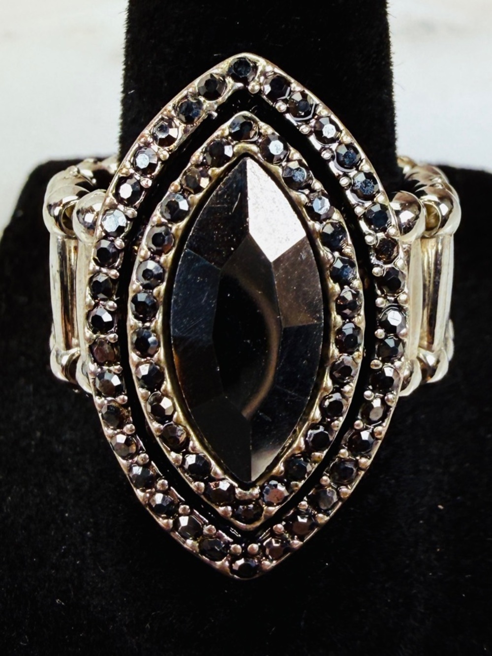 Gorgeous reflective Silvertone stretch costume dressy ring
